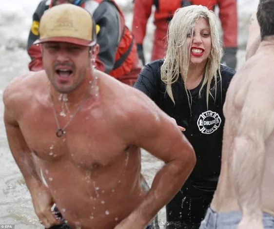 Η Lady Gaga και ο Taylor Kinney βγαίνουν από παγωμένη λίμνη.