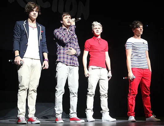 Τα μέλη των One Direction στη σκηνή κατά τη διάρκεια συναυλίας.
