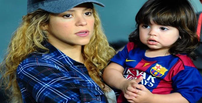 Η Shakira κρατάει στην αγκαλιά της τον γιο της Milan.