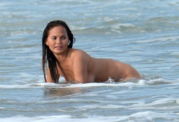 Το τερμάτισε! Δείτε την καυτή γυναίκα του John Legend, Chrissy Teigen, ολόγυμνη στην παραλία!