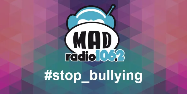 Λογότυπο 106,2 Mad Radio με το hashtag #stop_bullying σε γεωμετρικό φόντο.