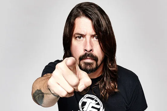 Ο Dave Grohl δείχνει με το δάχτυλο προς την κάμερα.