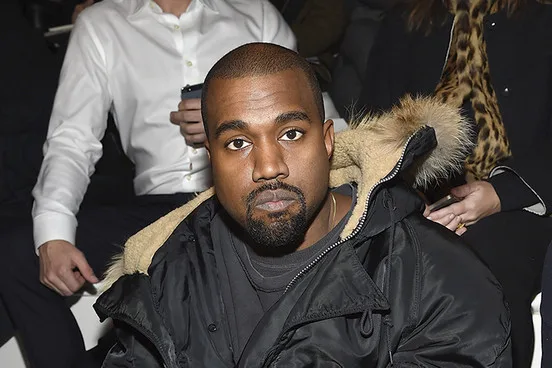 Ο Kanye West με μαύρο μπουφάν με γούνα στην κουκούλα.