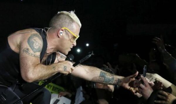 Ράγισε καρδιές! Ποιό τραγούδι αφιέρωσε ο Robbie Williams στα θύματα της αεροπορικής τραγωδίας;