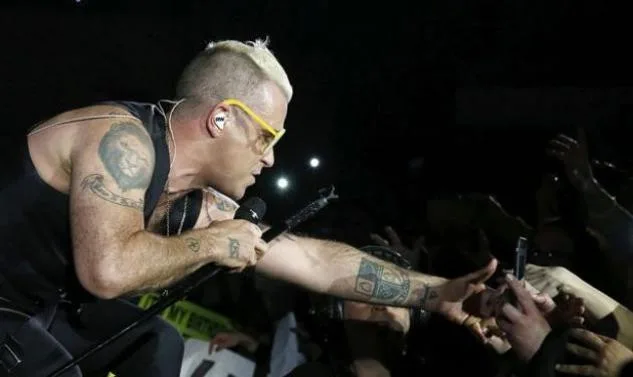 Ο Robbie Williams σε συναυλία του στη Μαδρίτη.