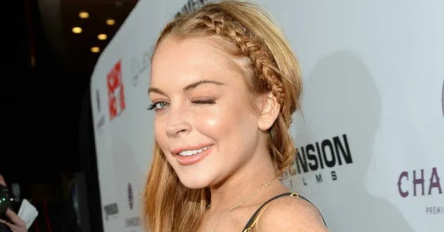Η Lindsay Lohan κλείνει το μάτι σε εκδήλωση.