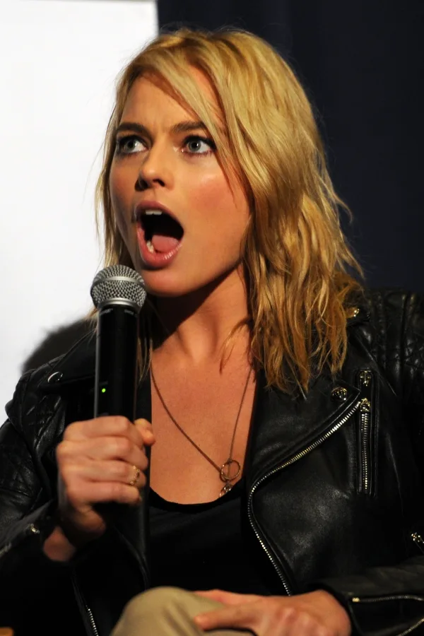 600full-margot-robbie