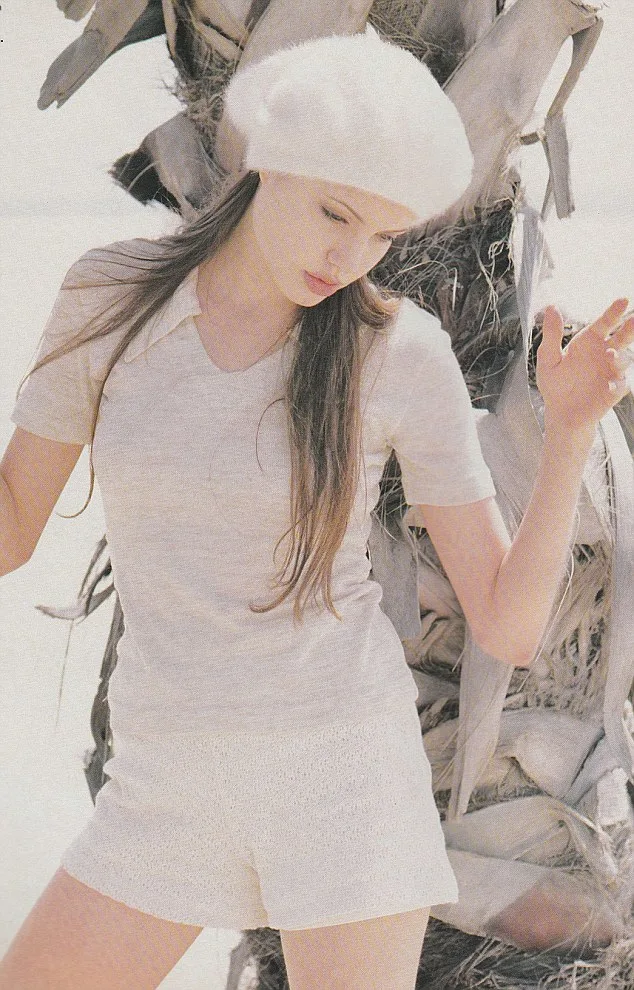 ANGELINA.1993.LOOKS.MAG6.jpg