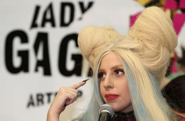 Η Lady Gaga με ξανθά μαλλιά σε σχήμα φιόγκου και γαλάζιες ανταύγειες.