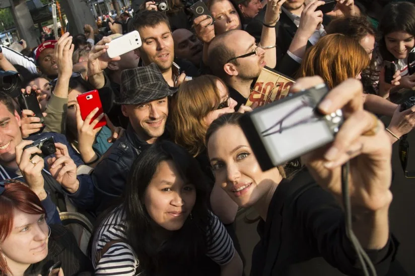 Angelina-Jolie-smiled-photo-while-attending-Brad-Pitt-Paris