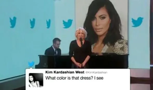 Η Bette Midler τραγουδάει tweets της Kim Kardashian σε τηλεοπτικό πλατό.