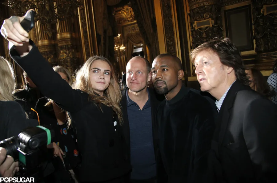 Η Taylor Swift βγάζει selfie με παρέα σε πολυτελή χώρο.
