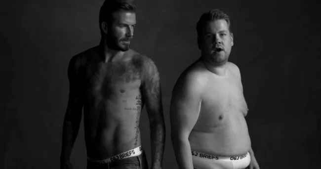 Ο David Beckham και ο James Corden σε ασπρόμαυρη παρωδία διαφήμισης εσωρούχων.