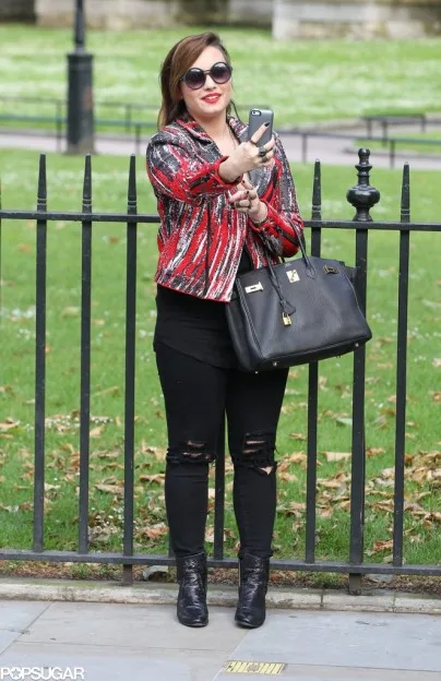 Demi-Lovato-took-selfie-front-Houses-Parliament