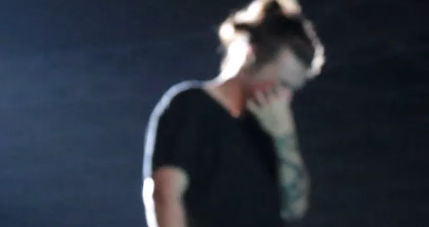 Ο Harry Styles σκουπίζει τα δάκρυά του στη σκηνή.