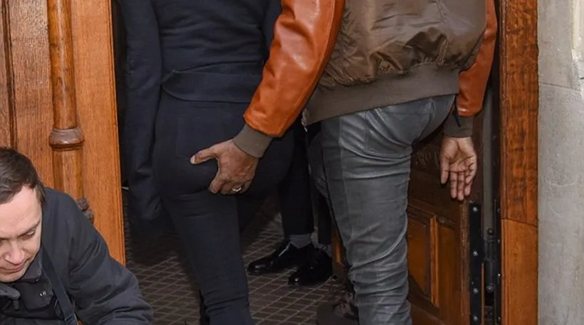 Ο Kanye West ακουμπά τα οπίσθια της Kim Kardashian.