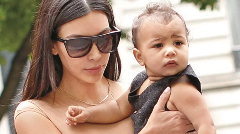 Η Kim Kardashian κρατάει στην αγκαλιά της την κόρη της North West.