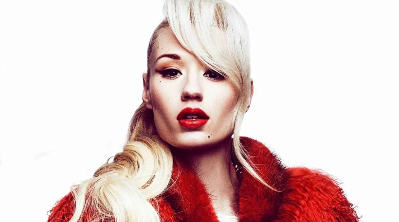 Η Iggy Azalea με ξανθά μαλλιά και κόκκινη γούνα.