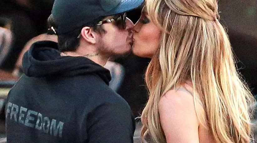 Η Jennifer Lopez και ο Casper Smart φιλιούνται.