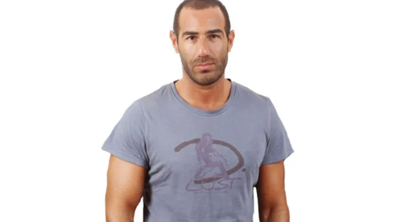 Ο Αντώνης Κανάκης με γκρι t-shirt.