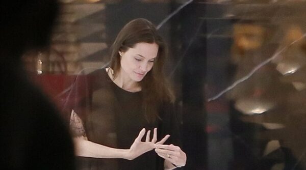 Η Angelina Jolie κυκλοφορεί χωρίς μακιγιάζ και οι φωτογράφοι καραδοκούν