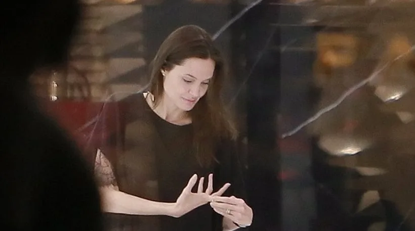Η Angelina Jolie χωρίς μακιγιάζ σε κατάστημα ρούχων