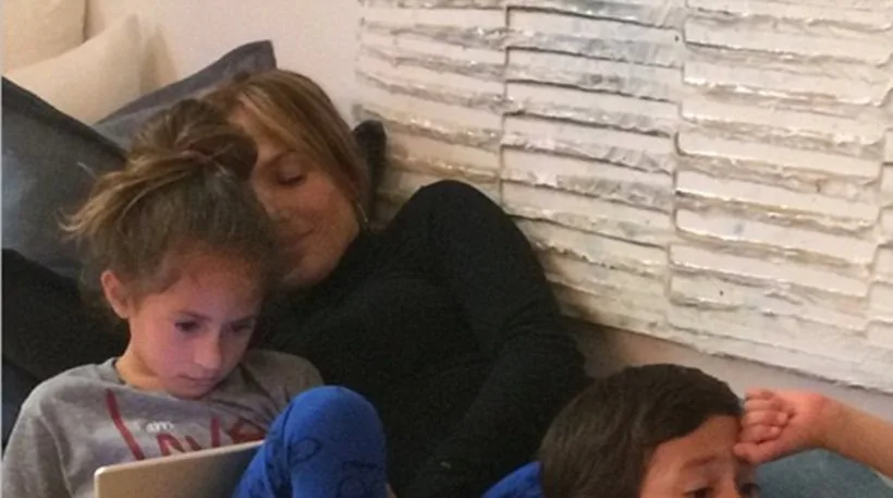 Η Jennifer Lopez ξαπλωμένη με τα δίδυμα παιδιά της, Emme και Max.
