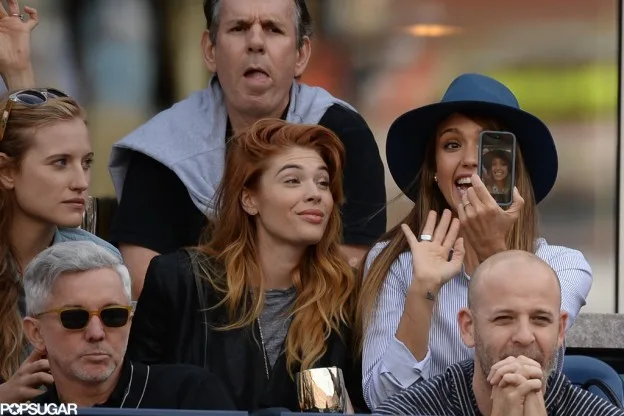 Jessica-Alba-excitedly-captured-picture-herself-friends