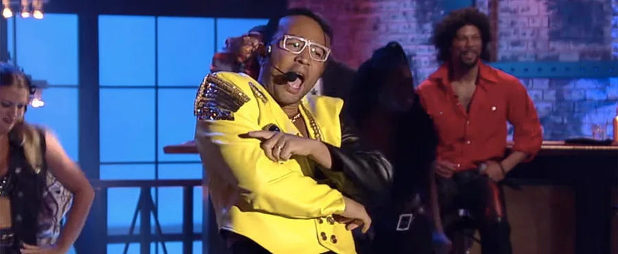 Ο John Legend μεταμφιεσμένος σε MC Hammer στη σκηνή του Lip Sync Battle.