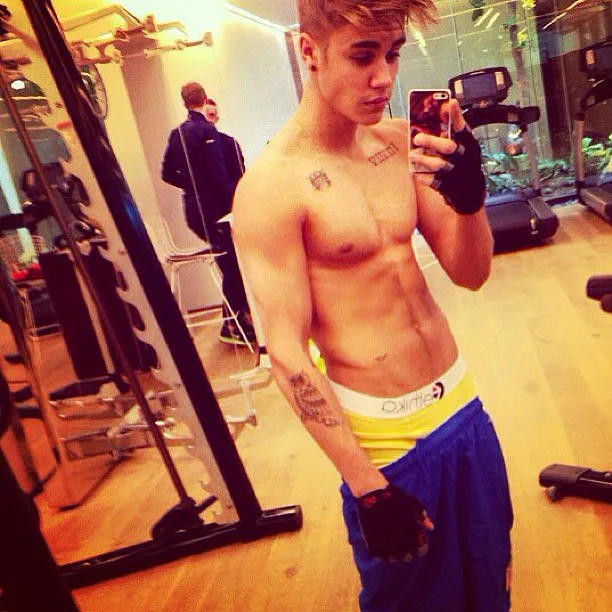 Justin-Bieber-snapped-photo-his-abs-while-hanging-out-gym