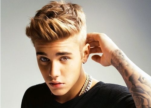 Τα βγάζει ξανά ο Justin Bieber, αυτή τη φορά για το περιοδικό Vogue! Δείτε τον
