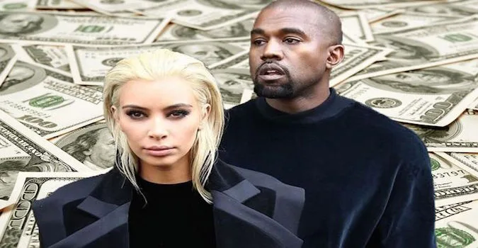 Η Kim Kardashian και ο Kanye West μπροστά από ένα φόντο με χαρτονομίσματα των 100 δολαρίων.