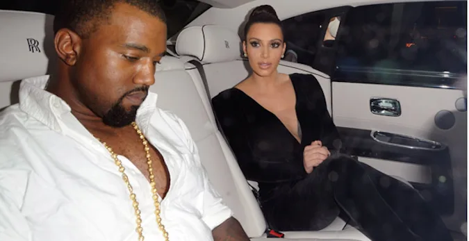 Ο Kanye West και η Kim Kardashian στο πίσω κάθισμα ενός πολυτελούς αυτοκινήτου.
