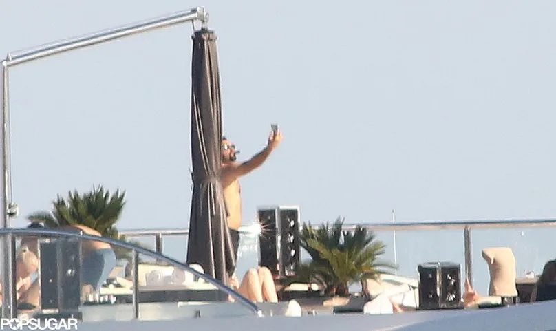 Leonardo-DiCaprio-captured-moment-snapping-shirtless-selfie