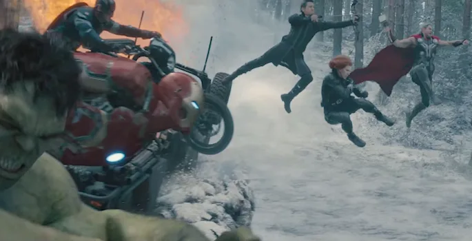 Σκηνή δράσης από την ταινία Avengers: Age of Ultron με τους υπερήρωες σε δάσος.