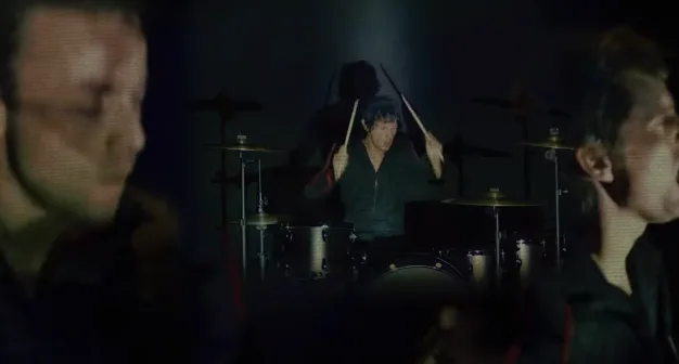 Ο Matthew Bellamy και οι Muse σε σκοτεινό πλάνο από το βίντεο κλιπ του Psycho.