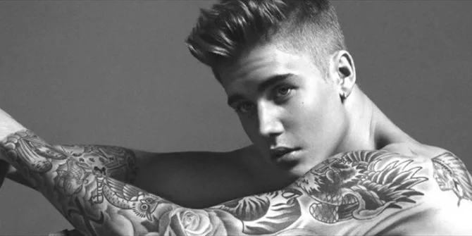 Ασπρόμαυρη φωτογραφία του Justin Bieber με τατουάζ