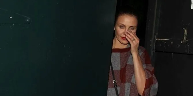 Η Cameron Diaz κρύβεται πίσω από μια πόρτα.