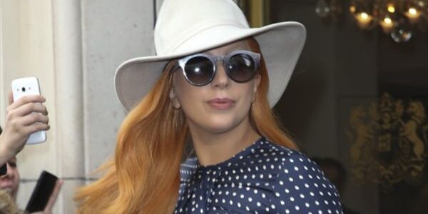 Με κόκκινο μαλλί η Lady Gaga! Δείτε τη πιο…στυλάτη από ποτέ
