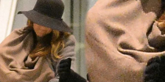 Η Blake Lively με καπέλο και κασκόλ κρατώντας το μωρό της.