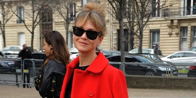 Η Renée Zellweger με κόκκινο παλτό και μαύρα γυαλιά ηλίου στο Παρίσι.