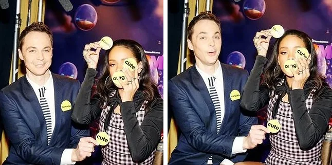 Η Rihanna και ο Jim Parsons ποζάρουν κρατώντας κίτρινα αυτοκόλλητα.