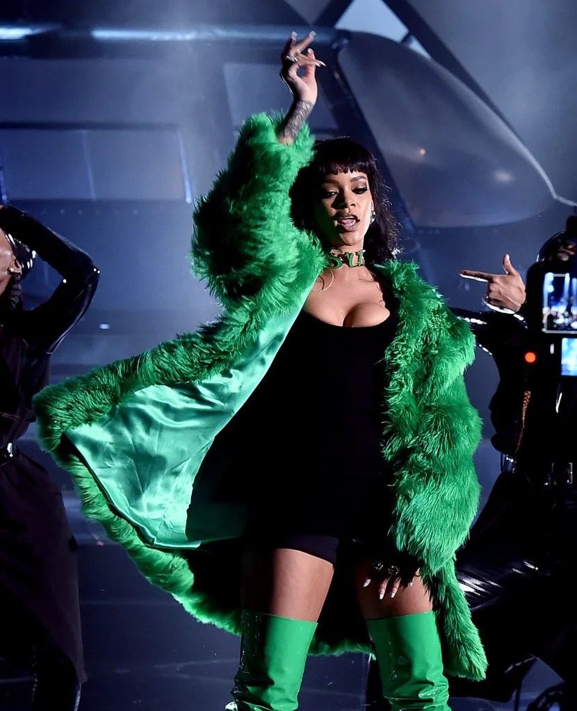 Rihanna-iHeart-Radio-Music-Awards-2015-1