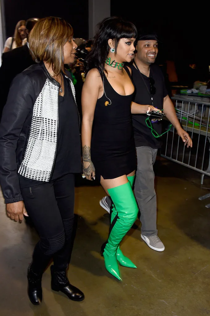 Rihanna-iHeart-Radio-Music-Awards-2015-3