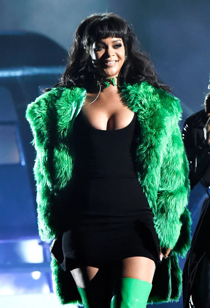 Rihanna-iHeart-Radio-Music-Awards-2015-4