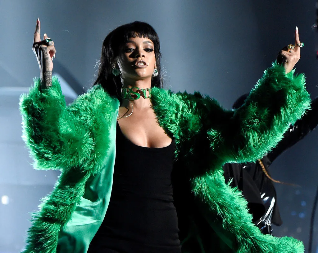 Rihanna-iHeart-Radio-Music-Awards-2015-5