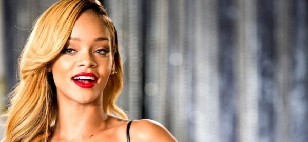Αγνώριστη η Rihanna στο εξώφυλλο του νέου της single! Δείτε τη