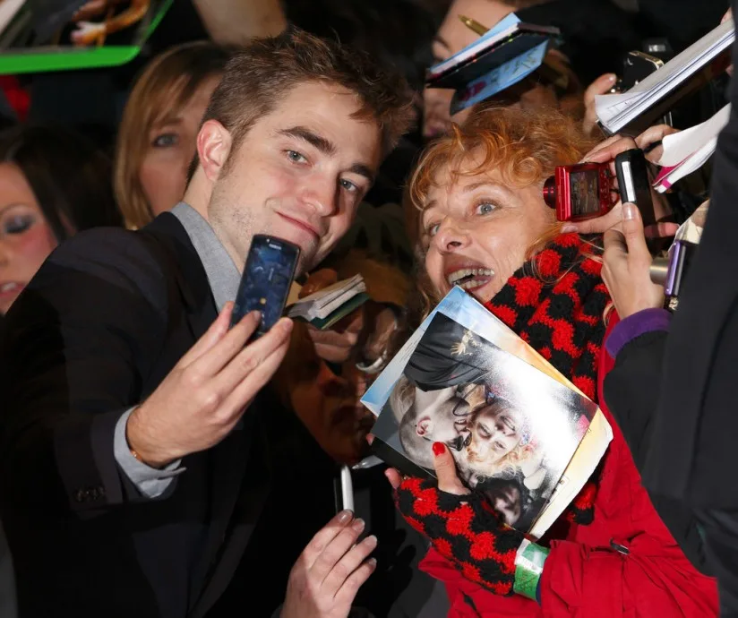 Robert-Pattinson-smiled-fan-November-2012-before-heading