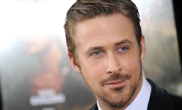 Ο Ryan Gosling σε κοντινό πλάνο με κοστούμι.