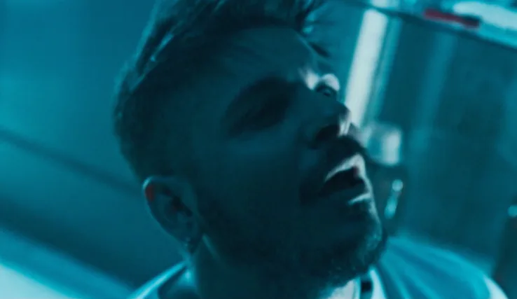 Κοντινό πλάνο του STAN σε μπλε φωτισμό από το video clip Με στεναχωρεί.
